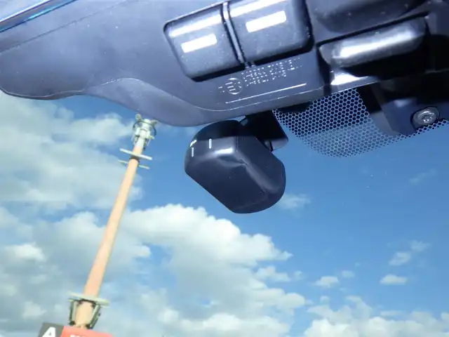 日産 キックス X 千葉県 2020(令2)年 4.4万km ブリリアントホワイトパール エマージェンシーブレーキ/プロパイロット/インテリジェントクルーズコントロール/インテリジェントルームミラー/純正SDナビ/地デジTV/【DVD/CD再生機能】/アラウンドビューモニター/ドライブレコーダー/ハーフレザーシート/革巻きステアリング/ステアリングスイッチ/ETC/LEDヘッドライト/フォグライト/ウインカーミラー/コーナーセンサー/純正17インチアルミホイル/サイド/カーテンエアバッグ/インテリジェントキー