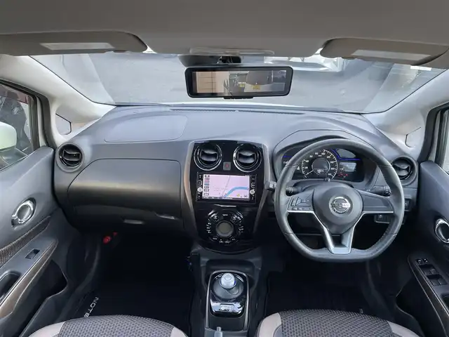 日産 ノート e－パワー メダリスト 和歌山県 2016(平28)年 6.6万km ブリリアントホワイトパール (株)IDOMが運営する【じしゃロン和歌山店】の自社ローン対象車両になります。こちらは現金ご利用時の価格です。/自社ローンご希望の方は別途その旨お申付け下さい。/●純正ナビ/（フルセグ/CD/DVD/Bluetooth）/（MM5160-W）/●バックカメラ/●車線逸脱防止支援システム/●インテリジェントエマージェンシーブレーキ/●前後クリアランスソナー/●オートライト/●フォグランプ/●革巻きステアリング/●ステアリングスイッチ/●電動格納ウインカーミラー/●ETC/●デジタルインナーミラー/●ルーフキャリア/●ドアバイザー/●前方ドライブレコーダー/●スマートキー/●プッシュスタート/●社外14インチアルミホイール