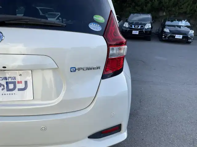 日産 ノート e－パワー メダリスト 和歌山県 2016(平28)年 6.6万km ブリリアントホワイトパール (株)IDOMが運営する【じしゃロン和歌山店】の自社ローン対象車両になります。こちらは現金ご利用時の価格です。/自社ローンご希望の方は別途その旨お申付け下さい。/●純正ナビ/（フルセグ/CD/DVD/Bluetooth）/（MM5160-W）/●バックカメラ/●車線逸脱防止支援システム/●インテリジェントエマージェンシーブレーキ/●前後クリアランスソナー/●オートライト/●フォグランプ/●革巻きステアリング/●ステアリングスイッチ/●電動格納ウインカーミラー/●ETC/●デジタルインナーミラー/●ルーフキャリア/●ドアバイザー/●前方ドライブレコーダー/●スマートキー/●プッシュスタート/●社外14インチアルミホイール