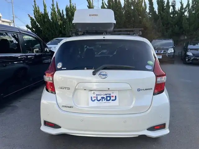 日産 ノート e－パワー メダリスト 和歌山県 2016(平28)年 6.6万km ブリリアントホワイトパール (株)IDOMが運営する【じしゃロン和歌山店】の自社ローン対象車両になります。こちらは現金ご利用時の価格です。/自社ローンご希望の方は別途その旨お申付け下さい。/●純正ナビ/（フルセグ/CD/DVD/Bluetooth）/（MM5160-W）/●バックカメラ/●車線逸脱防止支援システム/●インテリジェントエマージェンシーブレーキ/●前後クリアランスソナー/●オートライト/●フォグランプ/●革巻きステアリング/●ステアリングスイッチ/●電動格納ウインカーミラー/●ETC/●デジタルインナーミラー/●ルーフキャリア/●ドアバイザー/●前方ドライブレコーダー/●スマートキー/●プッシュスタート/●社外14インチアルミホイール
