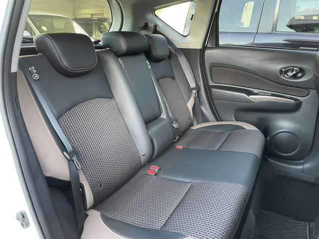 日産 ノート e－パワー メダリスト 和歌山県 2016(平28)年 6.6万km ブリリアントホワイトパール (株)IDOMが運営する【じしゃロン和歌山店】の自社ローン対象車両になります。こちらは現金ご利用時の価格です。/自社ローンご希望の方は別途その旨お申付け下さい。/●純正ナビ/（フルセグ/CD/DVD/Bluetooth）/（MM5160-W）/●バックカメラ/●車線逸脱防止支援システム/●インテリジェントエマージェンシーブレーキ/●前後クリアランスソナー/●オートライト/●フォグランプ/●革巻きステアリング/●ステアリングスイッチ/●電動格納ウインカーミラー/●ETC/●デジタルインナーミラー/●ルーフキャリア/●ドアバイザー/●前方ドライブレコーダー/●スマートキー/●プッシュスタート/●社外14インチアルミホイール