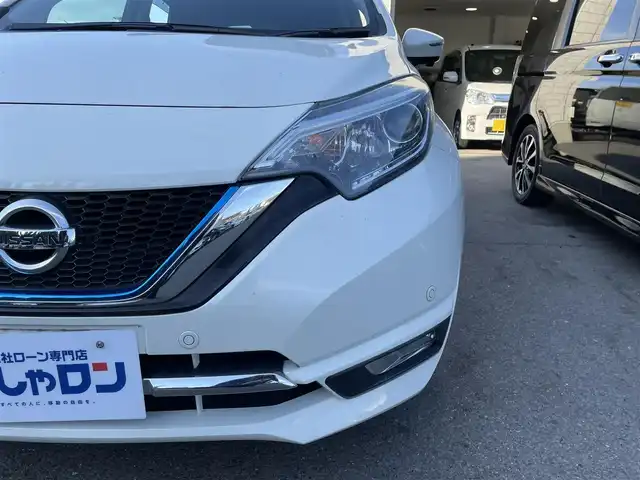 日産 ノート e－パワー メダリスト 和歌山県 2016(平28)年 6.6万km ブリリアントホワイトパール (株)IDOMが運営する【じしゃロン和歌山店】の自社ローン対象車両になります。こちらは現金ご利用時の価格です。/自社ローンご希望の方は別途その旨お申付け下さい。/●純正ナビ/（フルセグ/CD/DVD/Bluetooth）/（MM5160-W）/●バックカメラ/●車線逸脱防止支援システム/●インテリジェントエマージェンシーブレーキ/●前後クリアランスソナー/●オートライト/●フォグランプ/●革巻きステアリング/●ステアリングスイッチ/●電動格納ウインカーミラー/●ETC/●デジタルインナーミラー/●ルーフキャリア/●ドアバイザー/●前方ドライブレコーダー/●スマートキー/●プッシュスタート/●社外14インチアルミホイール