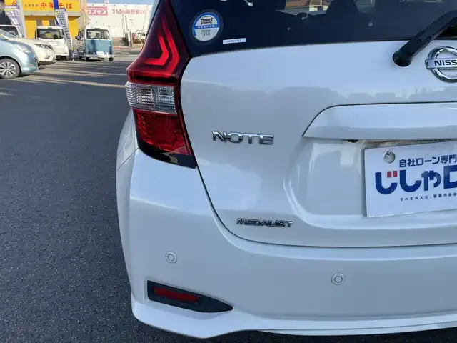 日産 ノート e－パワー メダリスト 和歌山県 2016(平28)年 6.6万km ブリリアントホワイトパール (株)IDOMが運営する【じしゃロン和歌山店】の自社ローン対象車両になります。こちらは現金ご利用時の価格です。/自社ローンご希望の方は別途その旨お申付け下さい。/●純正ナビ/（フルセグ/CD/DVD/Bluetooth）/（MM5160-W）/●バックカメラ/●車線逸脱防止支援システム/●インテリジェントエマージェンシーブレーキ/●前後クリアランスソナー/●オートライト/●フォグランプ/●革巻きステアリング/●ステアリングスイッチ/●電動格納ウインカーミラー/●ETC/●デジタルインナーミラー/●ルーフキャリア/●ドアバイザー/●前方ドライブレコーダー/●スマートキー/●プッシュスタート/●社外14インチアルミホイール