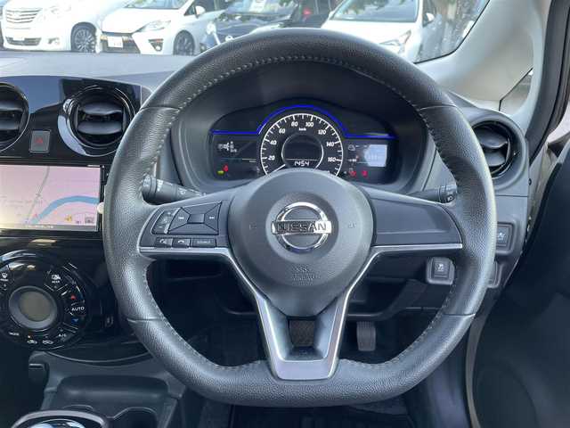 日産 ノート e－パワー メダリスト 和歌山県 2016(平28)年 6.6万km ブリリアントホワイトパール (株)IDOMが運営する【じしゃロン和歌山店】の自社ローン対象車両になります。こちらは現金ご利用時の価格です。/自社ローンご希望の方は別途その旨お申付け下さい。/●純正ナビ/（フルセグ/CD/DVD/Bluetooth）/（MM5160-W）/●バックカメラ/●車線逸脱防止支援システム/●インテリジェントエマージェンシーブレーキ/●前後クリアランスソナー/●オートライト/●フォグランプ/●革巻きステアリング/●ステアリングスイッチ/●電動格納ウインカーミラー/●ETC/●デジタルインナーミラー/●ルーフキャリア/●ドアバイザー/●前方ドライブレコーダー/●スマートキー/●プッシュスタート/●社外14インチアルミホイール