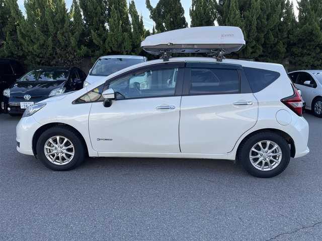 日産 ノート e－パワー メダリスト 和歌山県 2016(平28)年 6.6万km ブリリアントホワイトパール (株)IDOMが運営する【じしゃロン和歌山店】の自社ローン対象車両になります。こちらは現金ご利用時の価格です。/自社ローンご希望の方は別途その旨お申付け下さい。/●純正ナビ/（フルセグ/CD/DVD/Bluetooth）/（MM5160-W）/●バックカメラ/●車線逸脱防止支援システム/●インテリジェントエマージェンシーブレーキ/●前後クリアランスソナー/●オートライト/●フォグランプ/●革巻きステアリング/●ステアリングスイッチ/●電動格納ウインカーミラー/●ETC/●デジタルインナーミラー/●ルーフキャリア/●ドアバイザー/●前方ドライブレコーダー/●スマートキー/●プッシュスタート/●社外14インチアルミホイール