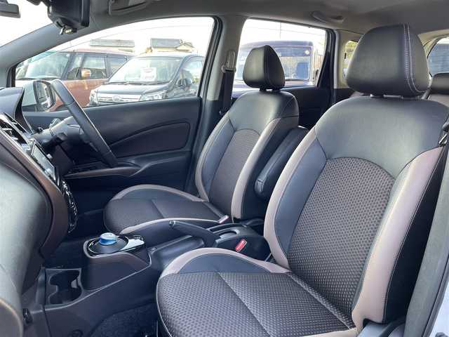 日産 ノート e－パワー メダリスト 和歌山県 2016(平28)年 6.6万km ブリリアントホワイトパール (株)IDOMが運営する【じしゃロン和歌山店】の自社ローン対象車両になります。こちらは現金ご利用時の価格です。/自社ローンご希望の方は別途その旨お申付け下さい。/●純正ナビ/（フルセグ/CD/DVD/Bluetooth）/（MM5160-W）/●バックカメラ/●車線逸脱防止支援システム/●インテリジェントエマージェンシーブレーキ/●前後クリアランスソナー/●オートライト/●フォグランプ/●革巻きステアリング/●ステアリングスイッチ/●電動格納ウインカーミラー/●ETC/●デジタルインナーミラー/●ルーフキャリア/●ドアバイザー/●前方ドライブレコーダー/●スマートキー/●プッシュスタート/●社外14インチアルミホイール