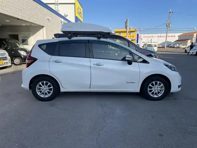 日産 ノート e－パワー メダリスト 和歌山県 2016(平28)年 6.6万km ブリリアントホワイトパール (株)IDOMが運営する【じしゃロン和歌山店】の自社ローン対象車両になります。こちらは現金ご利用時の価格です。/自社ローンご希望の方は別途その旨お申付け下さい。/●純正ナビ/（フルセグ/CD/DVD/Bluetooth）/（MM5160-W）/●バックカメラ/●車線逸脱防止支援システム/●インテリジェントエマージェンシーブレーキ/●前後クリアランスソナー/●オートライト/●フォグランプ/●革巻きステアリング/●ステアリングスイッチ/●電動格納ウインカーミラー/●ETC/●デジタルインナーミラー/●ルーフキャリア/●ドアバイザー/●前方ドライブレコーダー/●スマートキー/●プッシュスタート/●社外14インチアルミホイール