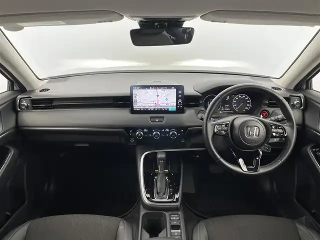ホンダ ヴェゼル ハイブリッド e:HEV Z 富山県 2023(令5)年 1.6万km プラチナホワイトパール 純正9型ホンダコネクトディスプレイ/（AM/FM/USB/BT/AppleCarPlay/AndroidAuto）/フルセグTV/バックカメラ/寒冷地仕様/衝突被害軽減ブレーキ/アダプティブクルーズコントロール/レーンキープアシスト/ブラインドスポットモニター/オートマチックハイビーム/パーキングセンサー/電動リアゲート/ハーフレザーシート/前席シートヒーター/ステアリングヒーター/パドルシフト/置くだけ充電/ビルトインETC2.0/スマートキー×２/プッシュスタート/純正１８インチAW/純正フロアマット/保証書