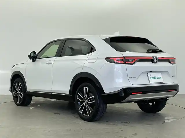 ホンダ ヴェゼル ハイブリッド e:HEV Z 富山県 2023(令5)年 1.6万km プラチナホワイトパール 純正9型ホンダコネクトディスプレイ/（AM/FM/USB/BT/AppleCarPlay/AndroidAuto）/フルセグTV/バックカメラ/寒冷地仕様/衝突被害軽減ブレーキ/アダプティブクルーズコントロール/レーンキープアシスト/ブラインドスポットモニター/オートマチックハイビーム/パーキングセンサー/電動リアゲート/ハーフレザーシート/前席シートヒーター/ステアリングヒーター/パドルシフト/置くだけ充電/ビルトインETC2.0/スマートキー×２/プッシュスタート/純正１８インチAW/純正フロアマット/保証書