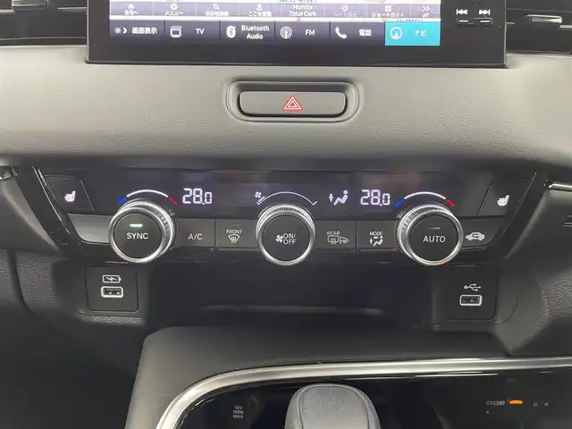 ホンダ ヴェゼル ハイブリッド e:HEV Z 富山県 2023(令5)年 1.6万km プラチナホワイトパール 純正9型ホンダコネクトディスプレイ/（AM/FM/USB/BT/AppleCarPlay/AndroidAuto）/フルセグTV/バックカメラ/寒冷地仕様/衝突被害軽減ブレーキ/アダプティブクルーズコントロール/レーンキープアシスト/ブラインドスポットモニター/オートマチックハイビーム/パーキングセンサー/電動リアゲート/ハーフレザーシート/前席シートヒーター/ステアリングヒーター/パドルシフト/置くだけ充電/ビルトインETC2.0/スマートキー×２/プッシュスタート/純正１８インチAW/純正フロアマット/保証書