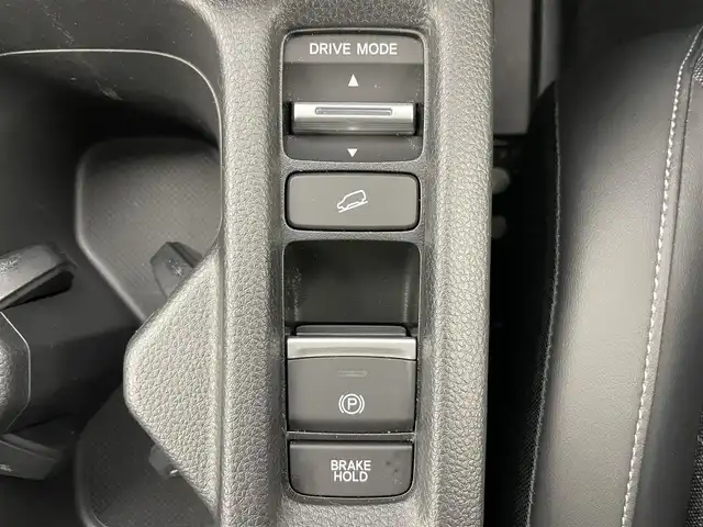 ホンダ ヴェゼル ハイブリッド e:HEV Z 富山県 2023(令5)年 1.6万km プラチナホワイトパール 純正9型ホンダコネクトディスプレイ/（AM/FM/USB/BT/AppleCarPlay/AndroidAuto）/フルセグTV/バックカメラ/寒冷地仕様/衝突被害軽減ブレーキ/アダプティブクルーズコントロール/レーンキープアシスト/ブラインドスポットモニター/オートマチックハイビーム/パーキングセンサー/電動リアゲート/ハーフレザーシート/前席シートヒーター/ステアリングヒーター/パドルシフト/置くだけ充電/ビルトインETC2.0/スマートキー×２/プッシュスタート/純正１８インチAW/純正フロアマット/保証書