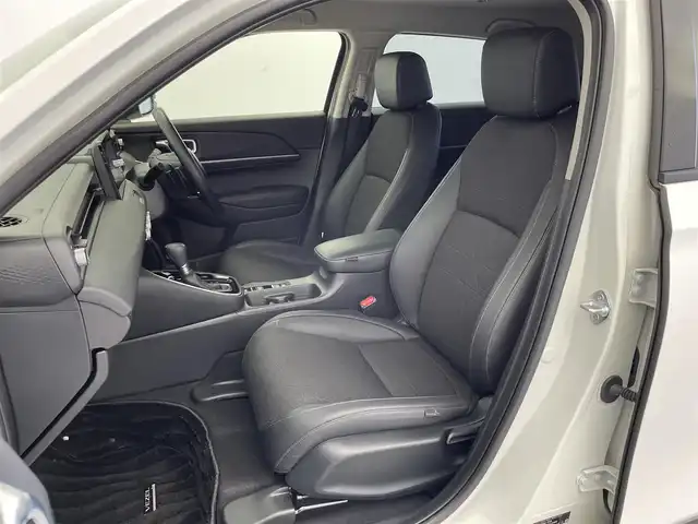 ホンダ ヴェゼル ハイブリッド e:HEV Z 富山県 2023(令5)年 1.6万km プラチナホワイトパール 純正9型ホンダコネクトディスプレイ/（AM/FM/USB/BT/AppleCarPlay/AndroidAuto）/フルセグTV/バックカメラ/寒冷地仕様/衝突被害軽減ブレーキ/アダプティブクルーズコントロール/レーンキープアシスト/ブラインドスポットモニター/オートマチックハイビーム/パーキングセンサー/電動リアゲート/ハーフレザーシート/前席シートヒーター/ステアリングヒーター/パドルシフト/置くだけ充電/ビルトインETC2.0/スマートキー×２/プッシュスタート/純正１８インチAW/純正フロアマット/保証書