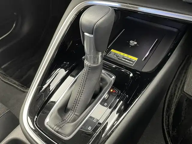 ホンダ ヴェゼル ハイブリッド e:HEV Z 富山県 2023(令5)年 1.6万km プラチナホワイトパール 純正9型ホンダコネクトディスプレイ/（AM/FM/USB/BT/AppleCarPlay/AndroidAuto）/フルセグTV/バックカメラ/寒冷地仕様/衝突被害軽減ブレーキ/アダプティブクルーズコントロール/レーンキープアシスト/ブラインドスポットモニター/オートマチックハイビーム/パーキングセンサー/電動リアゲート/ハーフレザーシート/前席シートヒーター/ステアリングヒーター/パドルシフト/置くだけ充電/ビルトインETC2.0/スマートキー×２/プッシュスタート/純正１８インチAW/純正フロアマット/保証書