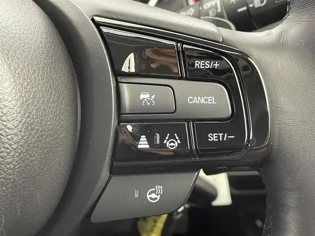 ホンダ ヴェゼル ハイブリッド e:HEV Z 富山県 2023(令5)年 1.6万km プラチナホワイトパール 純正9型ホンダコネクトディスプレイ/（AM/FM/USB/BT/AppleCarPlay/AndroidAuto）/フルセグTV/バックカメラ/寒冷地仕様/衝突被害軽減ブレーキ/アダプティブクルーズコントロール/レーンキープアシスト/ブラインドスポットモニター/オートマチックハイビーム/パーキングセンサー/電動リアゲート/ハーフレザーシート/前席シートヒーター/ステアリングヒーター/パドルシフト/置くだけ充電/ビルトインETC2.0/スマートキー×２/プッシュスタート/純正１８インチAW/純正フロアマット/保証書