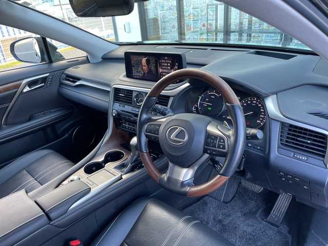 レクサス ＲＸ 450hL 千葉県 2022(令4)年 2.9万km グラファイトブラックガラスフレーク 純正メーカーOP12.3インチナビ/(フルセグTV/BT/CD/DVD/FM/AM)/全周囲カメラ/ヘッドアップディスプレイ/ブラインドスポットモニター/衝突被害軽減システム/車線逸脱警報/追従式クルーズコントロール/レザーシート/横滑り防止装置/ビルトインETC2.0/アイドリングストップ/LEDヘッドライト/フォグランプ/オートライト/ウィンカーミラー/電動格納ミラー/純正20インチAW/シートヒーター/エアシート/シートリフター/ステアリングヒーター/パドルシフト/プッシュスタート/スマートキー/フロアマット/スペアキー/取扱説明書/保証書