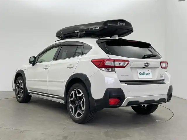 スバル ＸＶ ハイブリッド アドバンス 富山県 2018(平30)年 6万km クリスタルホワイトP 純正ナビ（AM/FM/DVD/BT/フルセグ）/バック/サイドカメラ/ドライブレコーダー/ETC/ハーフレザーシート/D/N席パワーシート/ブラインドスポットモニター/衝突被害軽減システム/レーダークルーズコントロール/レーンキープアシスト/コーナーセンサー/横滑り防止装置/純正アルミホイール/純正フロアマット/オートLEDライト/フォグライト/オートホールド付電子パーキング/INNOルーフボックス/革巻きステアリング/ステアリングスイッチ/パドルシフト/スマートキー/スペアキー