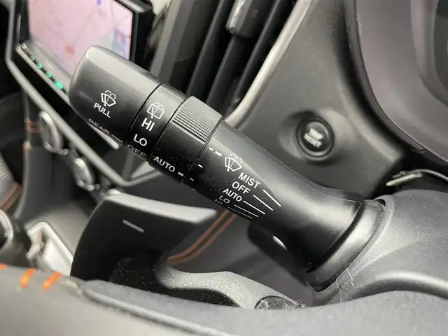 スバル ＸＶ ハイブリッド アドバンス 富山県 2018(平30)年 6万km クリスタルホワイトP 純正ナビ（AM/FM/DVD/BT/フルセグ）/バック/サイドカメラ/ドライブレコーダー/ETC/ハーフレザーシート/D/N席パワーシート/ブラインドスポットモニター/衝突被害軽減システム/レーダークルーズコントロール/レーンキープアシスト/コーナーセンサー/横滑り防止装置/純正アルミホイール/純正フロアマット/オートLEDライト/フォグライト/オートホールド付電子パーキング/INNOルーフボックス/革巻きステアリング/ステアリングスイッチ/パドルシフト/スマートキー/スペアキー