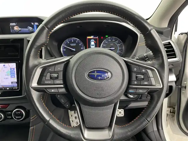 スバル ＸＶ ハイブリッド アドバンス 富山県 2018(平30)年 6万km クリスタルホワイトP 純正ナビ（AM/FM/DVD/BT/フルセグ）/バック/サイドカメラ/ドライブレコーダー/ETC/ハーフレザーシート/D/N席パワーシート/ブラインドスポットモニター/衝突被害軽減システム/レーダークルーズコントロール/レーンキープアシスト/コーナーセンサー/横滑り防止装置/純正アルミホイール/純正フロアマット/オートLEDライト/フォグライト/オートホールド付電子パーキング/INNOルーフボックス/革巻きステアリング/ステアリングスイッチ/パドルシフト/スマートキー/スペアキー