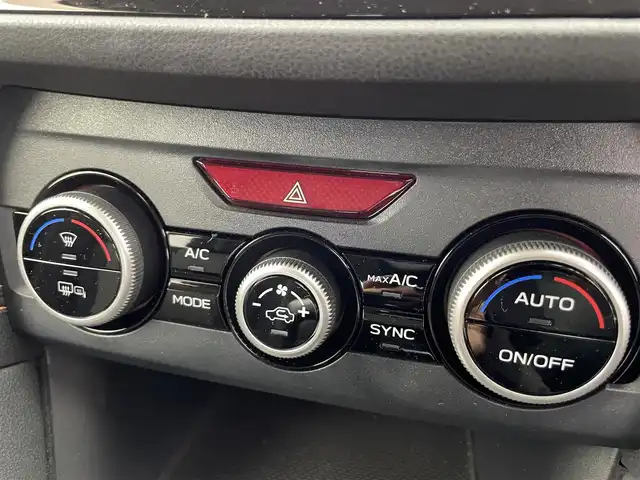 スバル ＸＶ ハイブリッド アドバンス 富山県 2018(平30)年 6万km クリスタルホワイトP 純正ナビ（AM/FM/DVD/BT/フルセグ）/バック/サイドカメラ/ドライブレコーダー/ETC/ハーフレザーシート/D/N席パワーシート/ブラインドスポットモニター/衝突被害軽減システム/レーダークルーズコントロール/レーンキープアシスト/コーナーセンサー/横滑り防止装置/純正アルミホイール/純正フロアマット/オートLEDライト/フォグライト/オートホールド付電子パーキング/INNOルーフボックス/革巻きステアリング/ステアリングスイッチ/パドルシフト/スマートキー/スペアキー