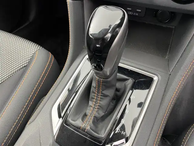 スバル ＸＶ ハイブリッド アドバンス 富山県 2018(平30)年 6万km クリスタルホワイトP 純正ナビ（AM/FM/DVD/BT/フルセグ）/バック/サイドカメラ/ドライブレコーダー/ETC/ハーフレザーシート/D/N席パワーシート/ブラインドスポットモニター/衝突被害軽減システム/レーダークルーズコントロール/レーンキープアシスト/コーナーセンサー/横滑り防止装置/純正アルミホイール/純正フロアマット/オートLEDライト/フォグライト/オートホールド付電子パーキング/INNOルーフボックス/革巻きステアリング/ステアリングスイッチ/パドルシフト/スマートキー/スペアキー