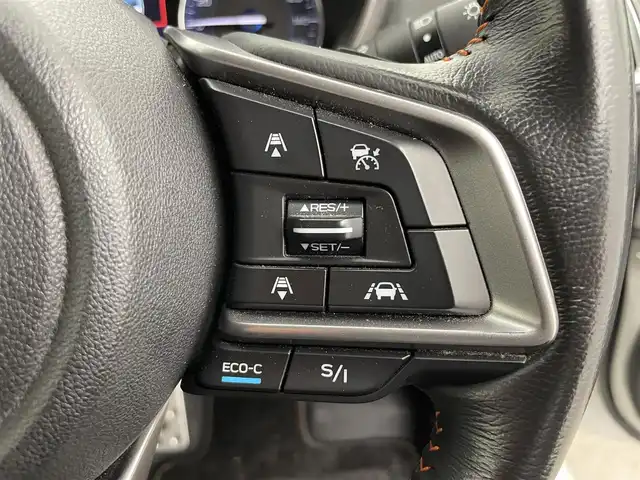 スバル ＸＶ ハイブリッド アドバンス 富山県 2018(平30)年 6万km クリスタルホワイトP 純正ナビ（AM/FM/DVD/BT/フルセグ）/バック/サイドカメラ/ドライブレコーダー/ETC/ハーフレザーシート/D/N席パワーシート/ブラインドスポットモニター/衝突被害軽減システム/レーダークルーズコントロール/レーンキープアシスト/コーナーセンサー/横滑り防止装置/純正アルミホイール/純正フロアマット/オートLEDライト/フォグライト/オートホールド付電子パーキング/INNOルーフボックス/革巻きステアリング/ステアリングスイッチ/パドルシフト/スマートキー/スペアキー