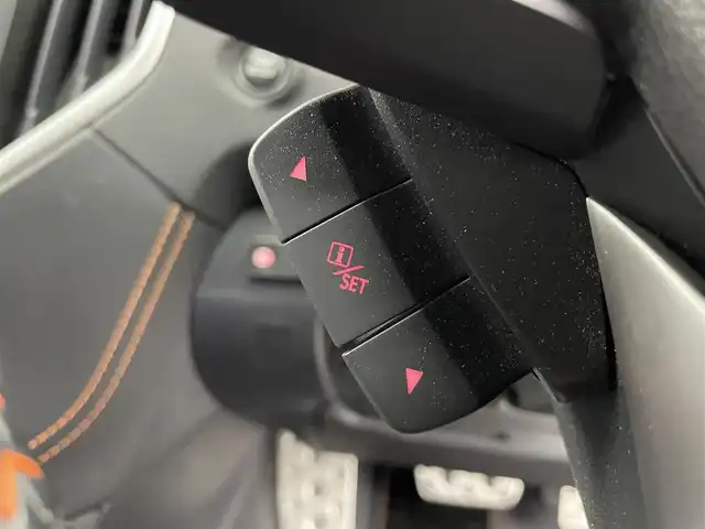 スバル ＸＶ ハイブリッド アドバンス 富山県 2018(平30)年 6万km クリスタルホワイトP 純正ナビ（AM/FM/DVD/BT/フルセグ）/バック/サイドカメラ/ドライブレコーダー/ETC/ハーフレザーシート/D/N席パワーシート/ブラインドスポットモニター/衝突被害軽減システム/レーダークルーズコントロール/レーンキープアシスト/コーナーセンサー/横滑り防止装置/純正アルミホイール/純正フロアマット/オートLEDライト/フォグライト/オートホールド付電子パーキング/INNOルーフボックス/革巻きステアリング/ステアリングスイッチ/パドルシフト/スマートキー/スペアキー