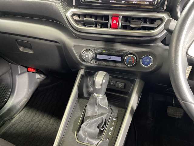 トヨタ ライズ Z 神奈川県 2022(令4)年 6万km シャイニングホワイトパール 純正9インチナビ/(Bluetooth/DVD/CD/AM/FM)/ブラインドスポットモニター/衝突被害軽減システム/車線逸脱警報/バックカメラ/アダプティブクルーズコントロール/横滑り防止装置/ETC/アイドリングストップ/LEDヘッドライト/フォグランプ/オートライト/ウィンカーミラー/電動格納ミラー/純正17インチAW/シートヒーター/AC100V/プッシュスタート/スマートキー/フロアマット/スペアキー/取扱説明書/保証書