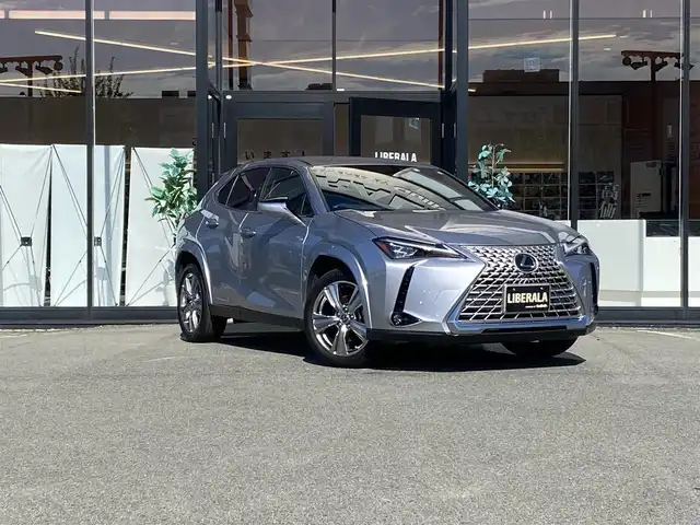 レクサス ＵＸ 200 グレイスフル エクスプローラー 福岡県 2023(令5)年 1.6万km シルバー ・1オーナー/・クルーズコントロール/・純正ナビ/USB/Bluetooth/Miracast/・全方位カメラ/・白革シート/シートヒーター/エアシート/・ドライブレコーダー/・フルセグ/・ETC/・純正18AW