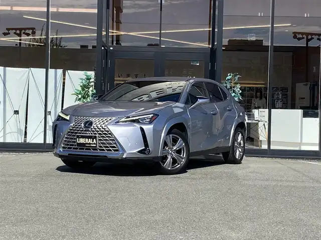 レクサス ＵＸ 200 グレイスフル エクスプローラー 福岡県 2023(令5)年 1.6万km シルバー ・1オーナー/・クルーズコントロール/・純正ナビ/USB/Bluetooth/Miracast/・全方位カメラ/・白革シート/シートヒーター/エアシート/・ドライブレコーダー/・フルセグ/・ETC/・純正18AW