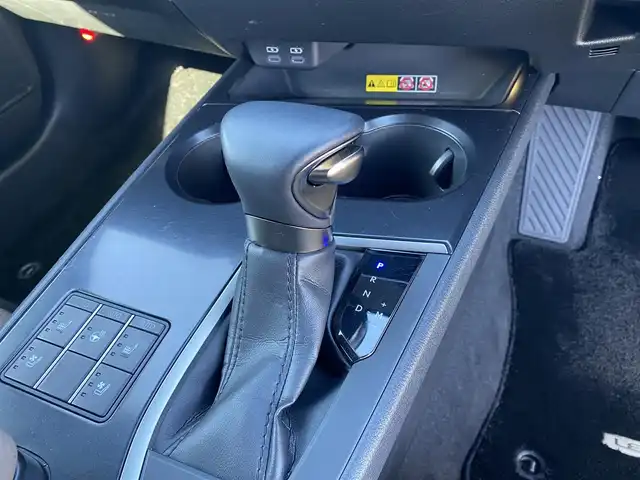 レクサス ＵＸ 200 グレイスフル エクスプローラー 福岡県 2023(令5)年 1.6万km シルバー ・1オーナー/・クルーズコントロール/・純正ナビ/USB/Bluetooth/Miracast/・全方位カメラ/・白革シート/シートヒーター/エアシート/・ドライブレコーダー/・フルセグ/・ETC/・純正18AW