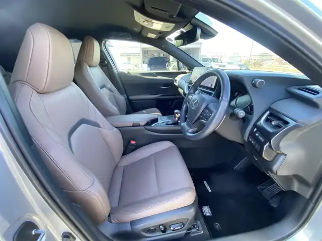 レクサス ＵＸ 200 グレイスフル エクスプローラー 福岡県 2023(令5)年 1.6万km シルバー ・1オーナー/・クルーズコントロール/・純正ナビ/USB/Bluetooth/Miracast/・全方位カメラ/・白革シート/シートヒーター/エアシート/・ドライブレコーダー/・フルセグ/・ETC/・純正18AW