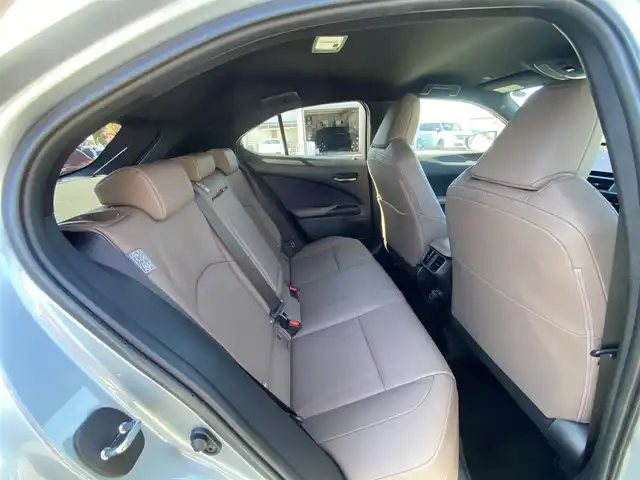 レクサス ＵＸ 200 グレイスフル エクスプローラー 福岡県 2023(令5)年 1.6万km シルバー ・1オーナー/・クルーズコントロール/・純正ナビ/USB/Bluetooth/Miracast/・全方位カメラ/・白革シート/シートヒーター/エアシート/・ドライブレコーダー/・フルセグ/・ETC/・純正18AW