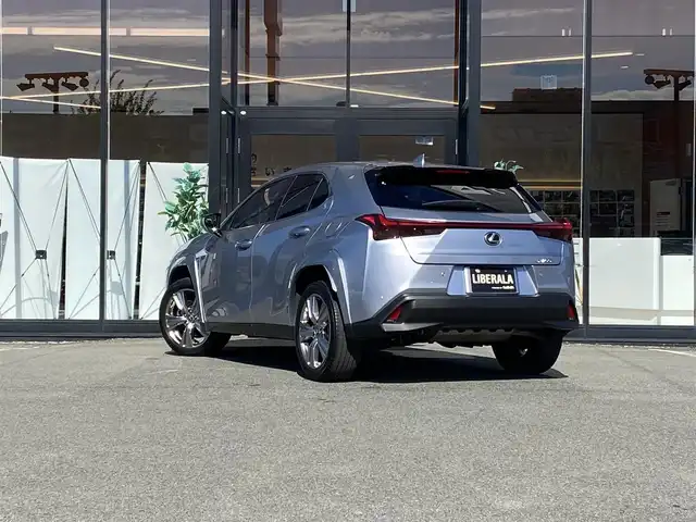 レクサス ＵＸ 200 グレイスフル エクスプローラー 福岡県 2023(令5)年 1.6万km シルバー ・1オーナー/・クルーズコントロール/・純正ナビ/USB/Bluetooth/Miracast/・全方位カメラ/・白革シート/シートヒーター/エアシート/・ドライブレコーダー/・フルセグ/・ETC/・純正18AW