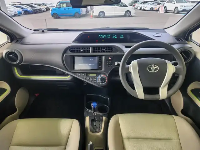 トヨタ アクア S 愛知県 2013(平25)年 5.1万km ライムホワイトパールクリスタルシャイン 純正ナビ/フルセグTV/（Bluetooth・CD・DVD）/バックカメラ/ETC/前席シートヒーター/ドライブレコーダー/LEDオートライト/コーナーポール