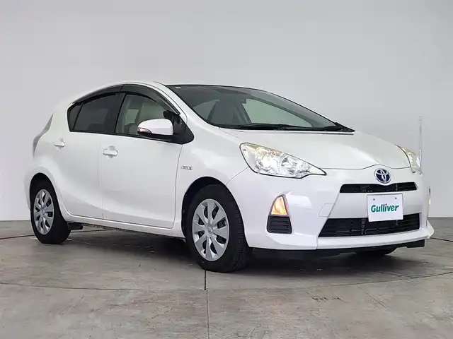 トヨタ アクア S 愛知県 2013(平25)年 5.1万km ライムホワイトパールクリスタルシャイン 純正ナビ/フルセグTV/（Bluetooth・CD・DVD）/バックカメラ/ETC/前席シートヒーター/ドライブレコーダー/LEDオートライト/コーナーポール