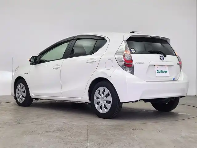 トヨタ アクア S 愛知県 2013(平25)年 5.1万km ライムホワイトパールクリスタルシャイン 純正ナビ/フルセグTV/（Bluetooth・CD・DVD）/バックカメラ/ETC/前席シートヒーター/ドライブレコーダー/LEDオートライト/コーナーポール