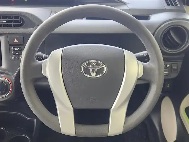 トヨタ アクア S 愛知県 2013(平25)年 5.1万km ライムホワイトパールクリスタルシャイン 純正ナビ/フルセグTV/（Bluetooth・CD・DVD）/バックカメラ/ETC/前席シートヒーター/ドライブレコーダー/LEDオートライト/コーナーポール