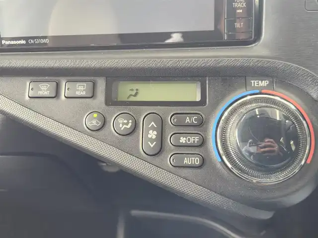 トヨタ アクア S 愛知県 2013(平25)年 5.1万km ライムホワイトパールクリスタルシャイン 純正ナビ/フルセグTV/（Bluetooth・CD・DVD）/バックカメラ/ETC/前席シートヒーター/ドライブレコーダー/LEDオートライト/コーナーポール