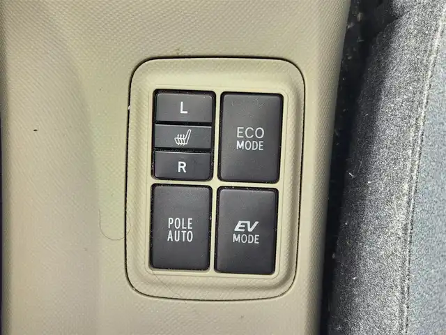 トヨタ アクア S 愛知県 2013(平25)年 5.1万km ライムホワイトパールクリスタルシャイン 純正ナビ/フルセグTV/（Bluetooth・CD・DVD）/バックカメラ/ETC/前席シートヒーター/ドライブレコーダー/LEDオートライト/コーナーポール