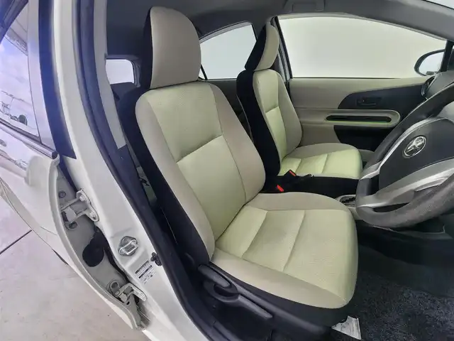 トヨタ アクア S 愛知県 2013(平25)年 5.1万km ライムホワイトパールクリスタルシャイン 純正ナビ/フルセグTV/（Bluetooth・CD・DVD）/バックカメラ/ETC/前席シートヒーター/ドライブレコーダー/LEDオートライト/コーナーポール