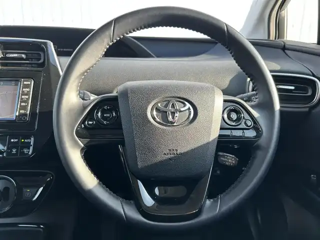 トヨタ プリウス A 滋賀県 2022(令4)年 6.1万km プラチナホワイトパールマイカ 純正SDナビ/・FM/・AM/・CD/・SD/バックカメラ/ヘッドアップディスプレイ/ブラインドスポットモニター/ビルトインETC2.0/D席パワーシート/革巻きステアリング/100V充電/防眩ミラー/パーキングアシスト/クリアランスソナー/プリクラッシュセーフティ/レーントレーシングアシスト/レーダークルーズコントロール/ロードサインアシスト/発進遅れ告知機能/ふらつき検知機能/盗難防止装置/LEDヘッドライト/オートライト/オートハイビーム/フォグランプ/プッシュスタート/スマートキー×２