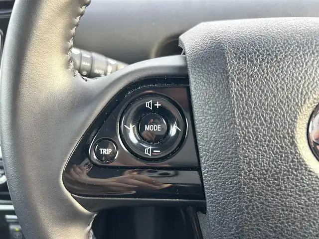 トヨタ プリウス A 滋賀県 2022(令4)年 6.1万km プラチナホワイトパールマイカ 純正SDナビ/・FM/・AM/・CD/・SD/バックカメラ/ヘッドアップディスプレイ/ブラインドスポットモニター/ビルトインETC2.0/D席パワーシート/革巻きステアリング/100V充電/防眩ミラー/パーキングアシスト/クリアランスソナー/プリクラッシュセーフティ/レーントレーシングアシスト/レーダークルーズコントロール/ロードサインアシスト/発進遅れ告知機能/ふらつき検知機能/盗難防止装置/LEDヘッドライト/オートライト/オートハイビーム/フォグランプ/プッシュスタート/スマートキー×２