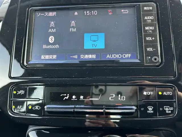 トヨタ プリウス A 滋賀県 2022(令4)年 6.1万km プラチナホワイトパールマイカ 純正SDナビ/・FM/・AM/・CD/・SD/バックカメラ/ヘッドアップディスプレイ/ブラインドスポットモニター/ビルトインETC2.0/D席パワーシート/革巻きステアリング/100V充電/防眩ミラー/パーキングアシスト/クリアランスソナー/プリクラッシュセーフティ/レーントレーシングアシスト/レーダークルーズコントロール/ロードサインアシスト/発進遅れ告知機能/ふらつき検知機能/盗難防止装置/LEDヘッドライト/オートライト/オートハイビーム/フォグランプ/プッシュスタート/スマートキー×２