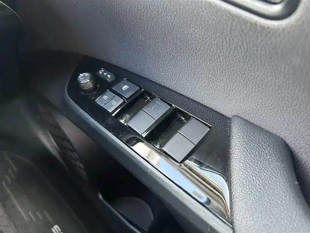 トヨタ プリウス A 滋賀県 2022(令4)年 6.1万km プラチナホワイトパールマイカ 純正SDナビ/・FM/・AM/・CD/・SD/バックカメラ/ヘッドアップディスプレイ/ブラインドスポットモニター/ビルトインETC2.0/D席パワーシート/革巻きステアリング/100V充電/防眩ミラー/パーキングアシスト/クリアランスソナー/プリクラッシュセーフティ/レーントレーシングアシスト/レーダークルーズコントロール/ロードサインアシスト/発進遅れ告知機能/ふらつき検知機能/盗難防止装置/LEDヘッドライト/オートライト/オートハイビーム/フォグランプ/プッシュスタート/スマートキー×２