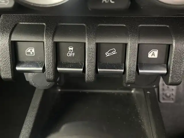 スズキ ジムニー シエラ JL 埼玉県 2025(令7)年 0.8万km シフォンアイボリーM 車線逸脱警報/衝突軽減ブレーキ/クリアランスソナー/アイドリングストップ/ダウンヒルアシストコントロール/運転席・助手席シートヒーター/プッシュスタート/シガーソケット/フロントフォグランプ/オートライト/電動格納ミラー/ヒーテッドミラー/センターデフロック/背面タイヤ