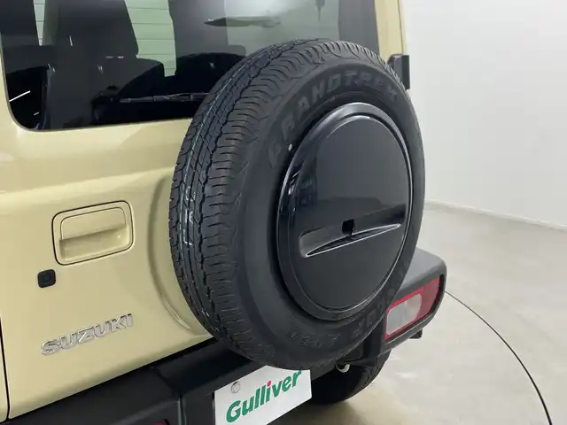 スズキ ジムニー シエラ JL 埼玉県 2025(令7)年 0.8万km シフォンアイボリーM 車線逸脱警報/衝突軽減ブレーキ/クリアランスソナー/アイドリングストップ/ダウンヒルアシストコントロール/運転席・助手席シートヒーター/プッシュスタート/シガーソケット/フロントフォグランプ/オートライト/電動格納ミラー/ヒーテッドミラー/センターデフロック/背面タイヤ