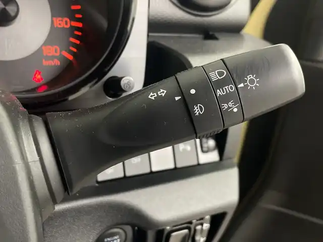 スズキ ジムニー シエラ JL 埼玉県 2025(令7)年 0.8万km シフォンアイボリーM 車線逸脱警報/衝突軽減ブレーキ/クリアランスソナー/アイドリングストップ/ダウンヒルアシストコントロール/運転席・助手席シートヒーター/プッシュスタート/シガーソケット/フロントフォグランプ/オートライト/電動格納ミラー/ヒーテッドミラー/センターデフロック/背面タイヤ