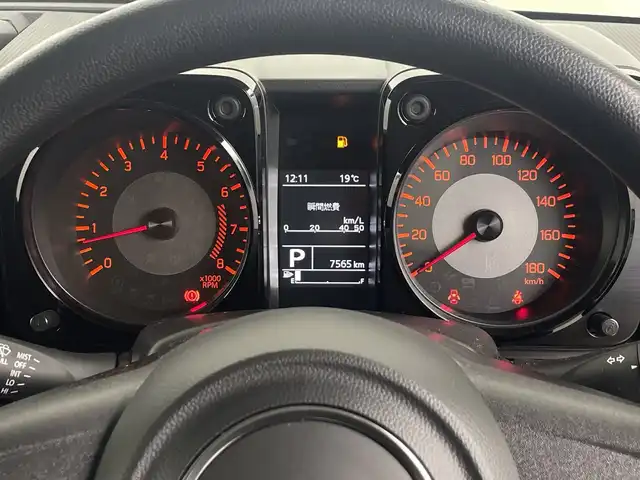 スズキ ジムニー シエラ JL 埼玉県 2025(令7)年 0.8万km シフォンアイボリーM 車線逸脱警報/衝突軽減ブレーキ/クリアランスソナー/アイドリングストップ/ダウンヒルアシストコントロール/運転席・助手席シートヒーター/プッシュスタート/シガーソケット/フロントフォグランプ/オートライト/電動格納ミラー/ヒーテッドミラー/センターデフロック/背面タイヤ