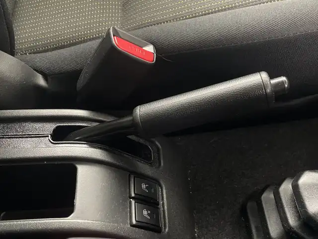 スズキ ジムニー シエラ JL 埼玉県 2025(令7)年 0.8万km シフォンアイボリーM 車線逸脱警報/衝突軽減ブレーキ/クリアランスソナー/アイドリングストップ/ダウンヒルアシストコントロール/運転席・助手席シートヒーター/プッシュスタート/シガーソケット/フロントフォグランプ/オートライト/電動格納ミラー/ヒーテッドミラー/センターデフロック/背面タイヤ