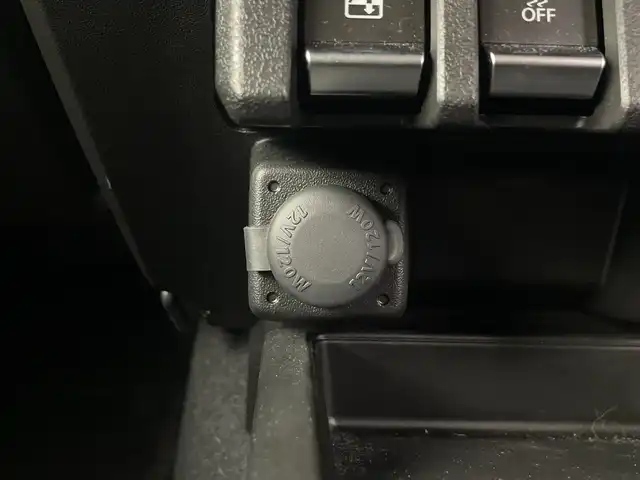 スズキ ジムニー シエラ JL 埼玉県 2025(令7)年 0.8万km シフォンアイボリーM 車線逸脱警報/衝突軽減ブレーキ/クリアランスソナー/アイドリングストップ/ダウンヒルアシストコントロール/運転席・助手席シートヒーター/プッシュスタート/シガーソケット/フロントフォグランプ/オートライト/電動格納ミラー/ヒーテッドミラー/センターデフロック/背面タイヤ